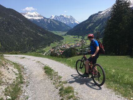 Abfahrt von der Heiterwanger Hochalm. Blick zur Zugspitze