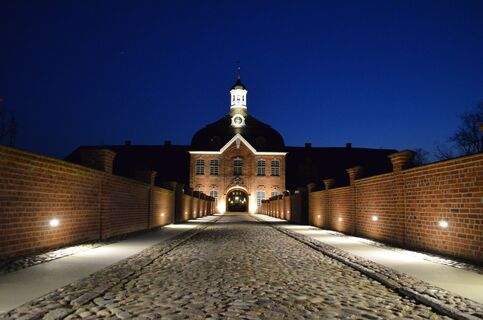 Das Hasselburger Torhaus am Abend.