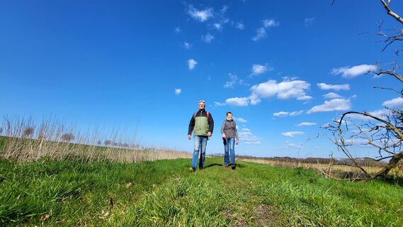 Zwei Wanderer in der weiten Landschaft rund um Hemslingen