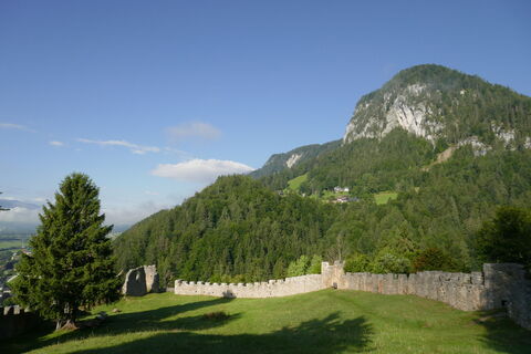 im Hintergrund der Aicherlstein