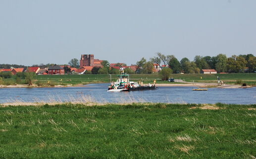 Elbfähre Sandau , Blick vom linken Elbufer auf den Turm von St. Laurentius und St. Nikolaus in Sandau