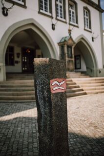 Basaltsäule mit Rothaarsteig-Logo vor dem Rathaus Brilon