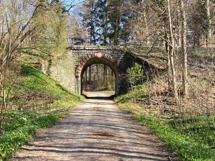 Bahnbrücke auf dem Naturweg