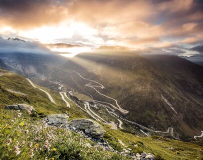 Sonnenaufgang am Grimselpass mit Blick zum Rhonegletscher und Furkapass
