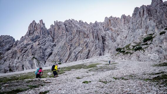 Aufstieg Geroellfeld Eppzirler Scharte - Karwendel Hoehenweg Etappe 2