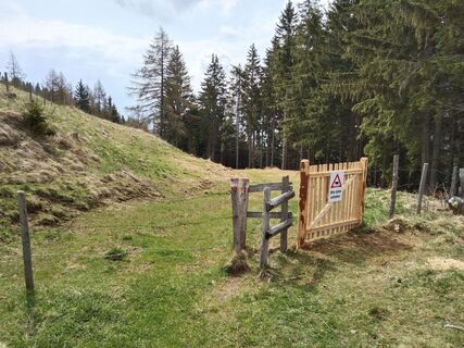 Weg mit Gatter für MTB