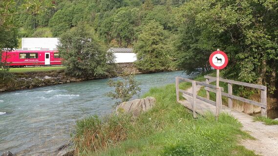 1.4 km Brücklein mit Bernina-Bahn