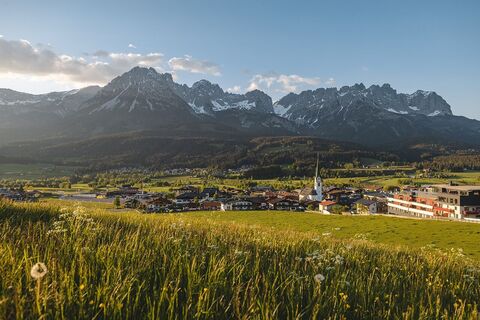 Ellmau_Ortsansicht_Frühling_Wilder Kaiserg