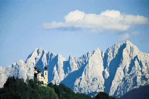 Blick auf Frauenberg mit den Gesäusebergen im Hintergrund