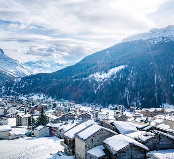 Blick über das winterliche Saas-Grund