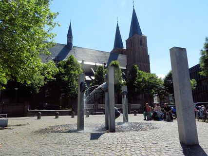 Stiftskirche und Narrenbrunnen in Kleve