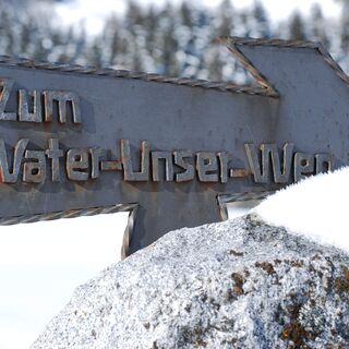 Eiserner Wegweiser zum Vater unser Weg