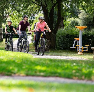 Familie auf dem Diemelradweg