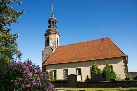 Kirche Erholungsort Waltersdorf blühender Rosenstrauch vorn