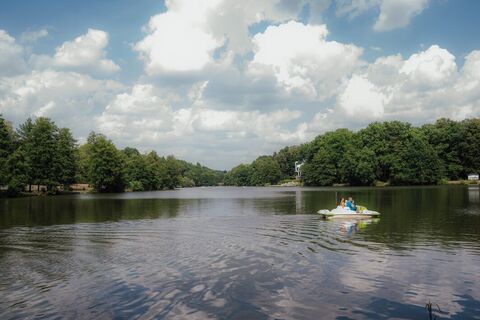 Jägersburger Brückweiher mit einem Tretboot