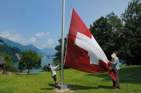 Rütliwiese mit Schweizer Fahne