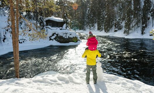 Vater und Kind in Myllykoski, Kitkajoki-Fluss, Oulanka-Nationalpark, Ruka-Kuusamo