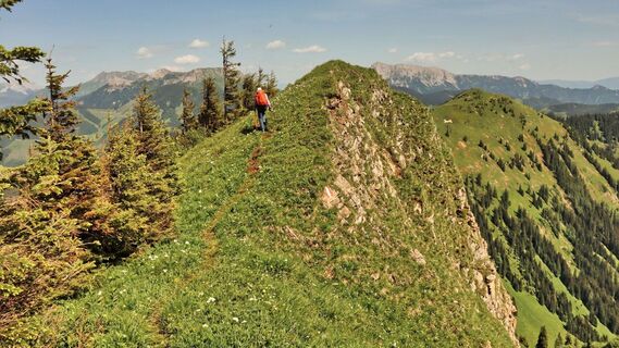 Wir wandern am Grat entlang