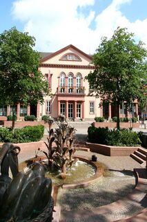Rathaus und Dorfbrunnen
