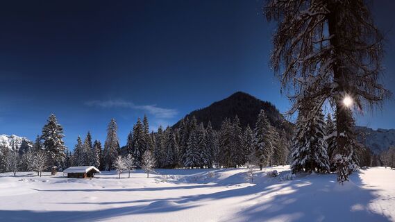Tief verschneite Hütte am Golfplatz in Pertisau, gegenüber dem Parkplatz Karwendeltäler.