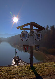 Auf dem Staudamm - Grenzpfahl