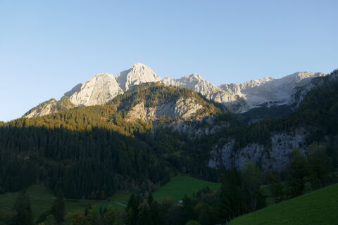 Morgens Blick zum Ödstein, davor der bewaldete Gipfel ist der Gamsstein