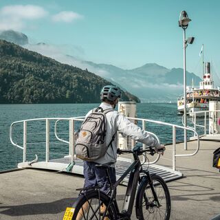 In Brunnen steigen die E-Biker der Route 1291 um auf das Schiff nach Flüelen.