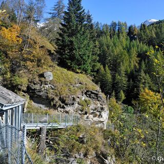Am Haritzersteig schlängelt sich der Weg spektakulär am Hang entlang.