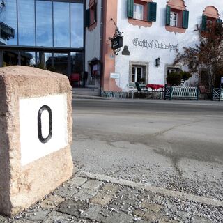 In Bruck an der Glocknerstraße, gegenüber vom Gasthof Lukashansl, beginnt beim Kilometerstein "0" die Hochalpenstraße nach Heiligenblut.