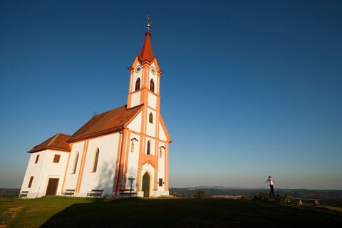 Kapelle Glojach mit Ausblick in die Region