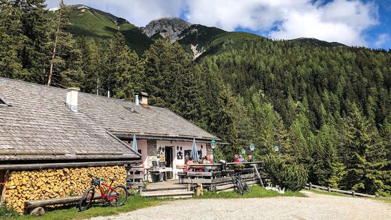 Reitherjochalm mit Mountainbikes
