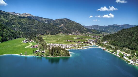 Weitblick auf die am Achensee gelegene Ortschaft Achenkirch - rechts die Schiffsanlegestelle Scholastika
