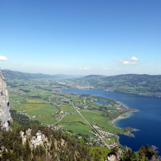 Der Blick vom Almkogel mit Mondsee im Vordergrund, Irrsee im Hintergrund und der Drachenwand seitwärts.