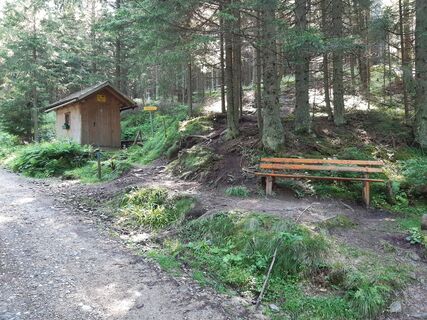 Raststelle mit Brunnen und kleiner Hütte