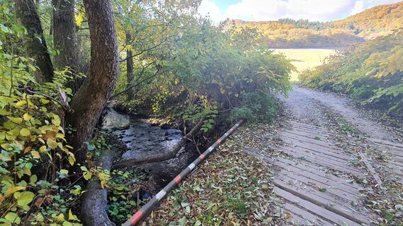 1.8 km An der Brücke über den Hodrussky beginnt die Schotterstraße