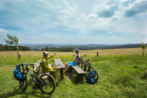 2 Biker bei der Rast mit Aussicht auf die Medebacher Bucht