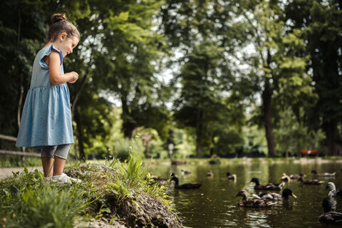 Foto Tourismus Hausruckwald/Thomas Koller: Ein Mädchen steht am Flussufer in der Puchheimer Au.