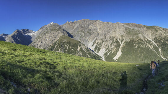 Sonnenaufgang auf der Alp Murter mit Blick in die Val Sassa und zum Piz Quattervals.