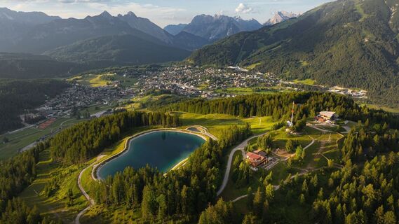 Drohnenaufnahme Gschwandtkopf - Speichersee aus der Distanz mit Seefeld im Hintergrund.jpg