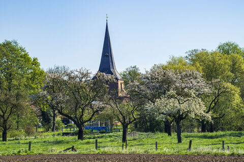 St. Marien-Kirche in Stapel im Frühjahr