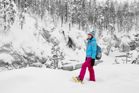 Schneeschuhwandern an den Kiutaköngäs-Stromschnellen im Nationalpark Oulanka