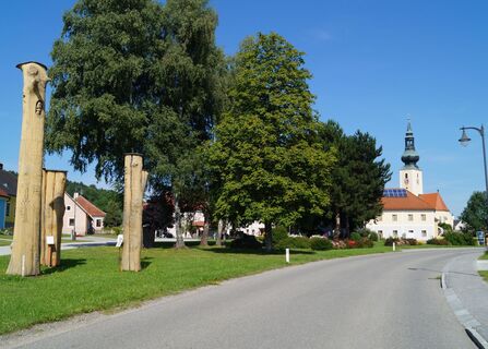 Symposiumbäume mit Kirche
