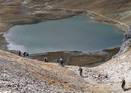 Trail zum Suvrettapass mit See im Hintergrund