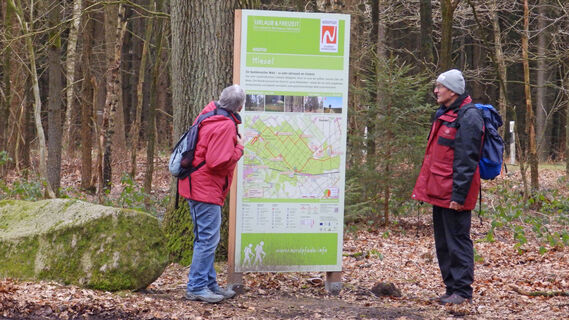 Wanderer an der Infotafel des NORDPFADES Hinzel