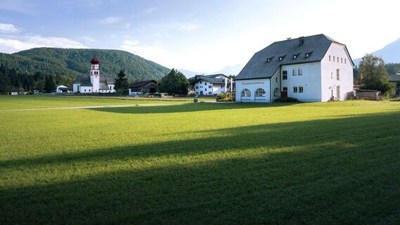 Höhenweg Leutasch_Aussichtsplattform Höhenweg_Pfarrkirche St. Magdalena und Ganghofermuseum.jpg