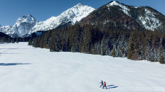 Schneeschuhwandern im Karwendel - im Hintergrund der Feilkopf Gipfel