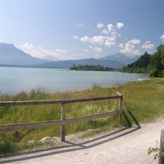 Der Tegelberg am südlichen Ufer des Forggensee ist Landmarke und ständiger Begleiter.