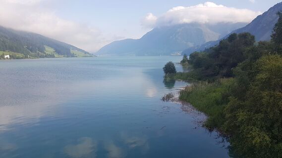 Graun am Reschensee mit dem Einschnitt Langtauferer Tal