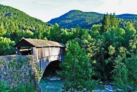 Überdachte Holzbrücke