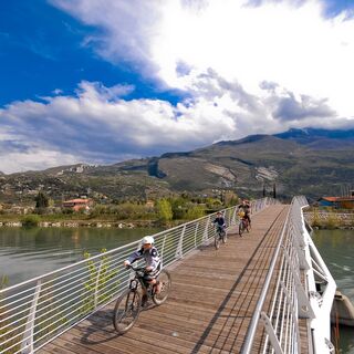Der Radweg auf der Brücke in Torbole